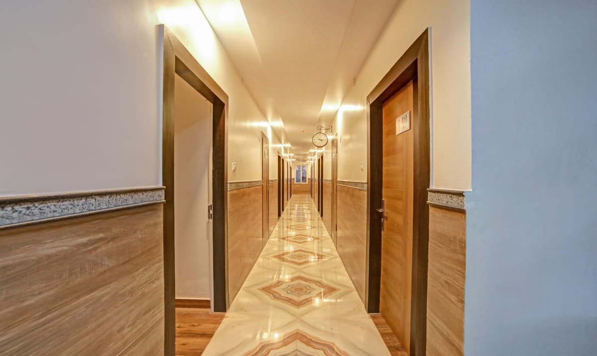 LazyStay Elite corridor