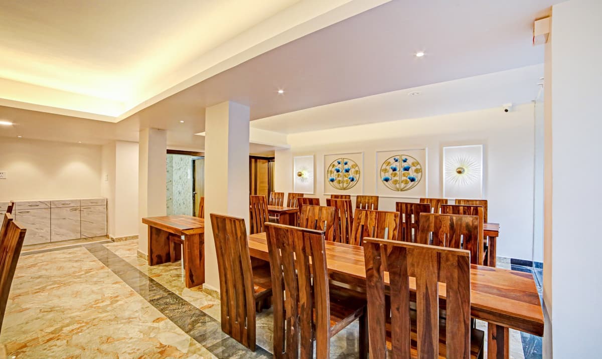 LazyStay Elite dining area