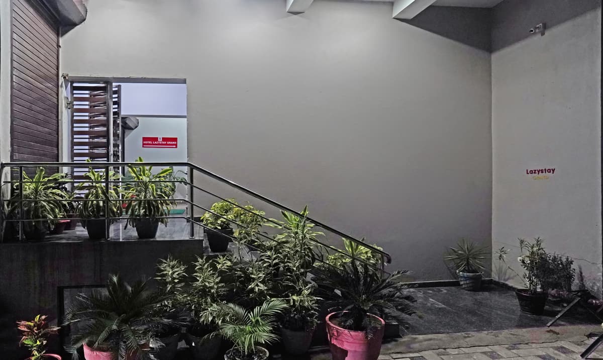 LazyStay Grand entrance