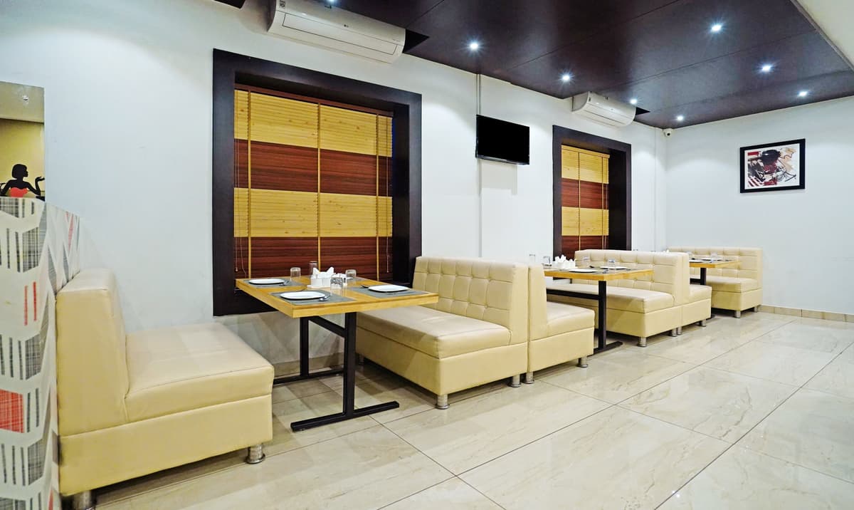 LazyStay Grand dining area